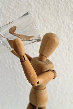 Trinkende Figur