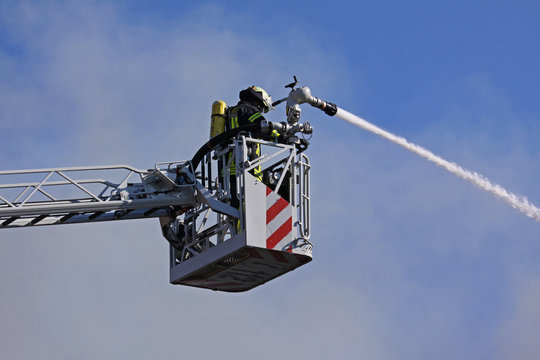 Feuerwehrmann auf Leiter