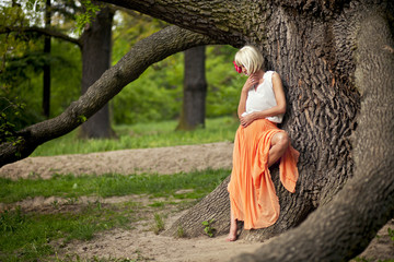 Kobieta przy drzewie - obrazy, fototapety, plakaty
