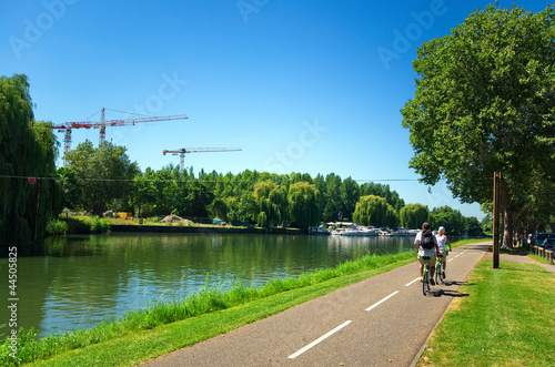 "Piste cyclable le long du canal de la Bruche à Strasbourg" photo libre