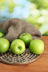 Ripe green apples with leaves