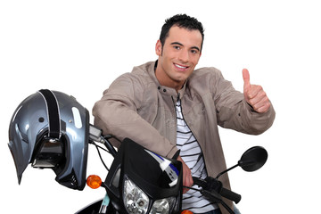 Fototapeta na wymiar Kciuki w górę od człowieka z motocyklem