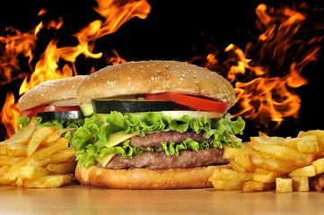 Hamburguesas y patatas fritas.