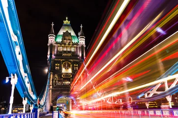 Foto op Canvas Tower Bridge in Londen, VK met bewegende rode dubbeldekkerbus © Mapics