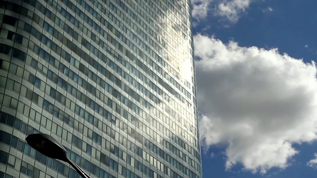 nuage qui traverse un building