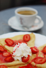 Блины с клубникой и сливками