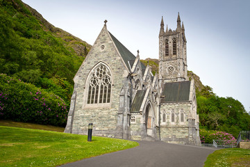 Fototapeta na wymiar Gotycki kościół w górach Connemara, Irlandia