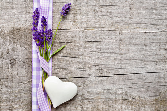 Lavendel und Herz mit Schleife