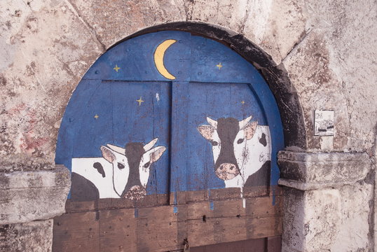 cattleshed painted door in Santo Stefano di Sessanio