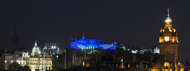 Fototapeta na wymiar Panoramiczny vew na Zamek w Edynburgu
