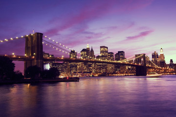 Naklejka premium Brooklyn Bridge and Manhattan at sunset, New York