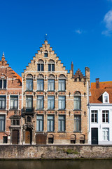 Fototapeta na wymiar Fasada flamandzki domów i kanał w Brugge