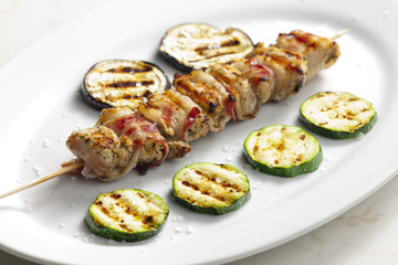 turkey skewer with bacon and grilled vegetables