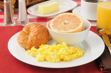 Scrambled eggs and grapefruit