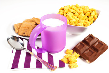 colazione con latte e cereali su sfondo bianco
