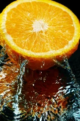 Stof per meter sinaasappel in water © Serghei V