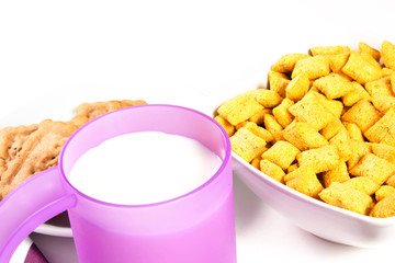 colazione con latte e cereali su sfondo bianco