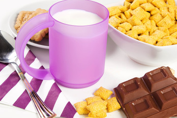 colazione con latte e cereali su sfondo bianco