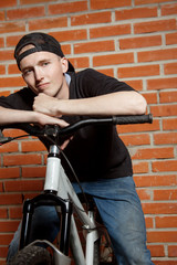 Fototapeta na wymiar nastolatka chłopiec na rowerze bmx