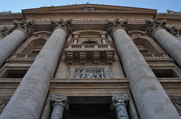 La facciata di San Pietro a Roma 03