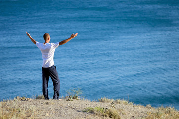 Obraz premium Young man stands on the hill