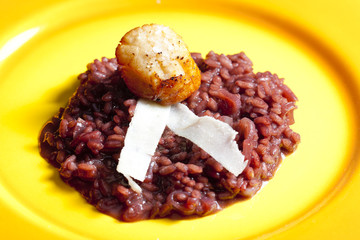 fried Saint Jacques mollusc on risotto steamed with red wine
