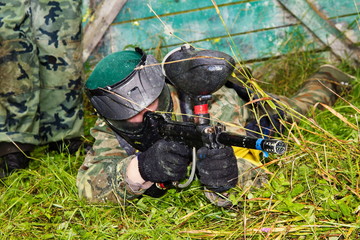 aim paintball players