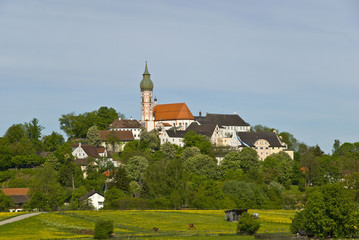Kloster Andechs über Frühlingswiese