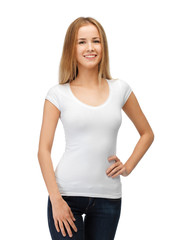 Fototapeta premium smiling teenage girl in blank white t-shirt