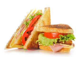 Sandwich partido en mitades.