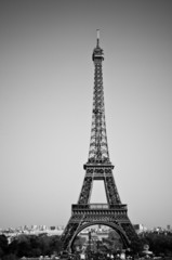 eiffel tower in black and white