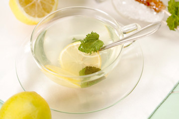 Teeglas mit heisser Zitrone