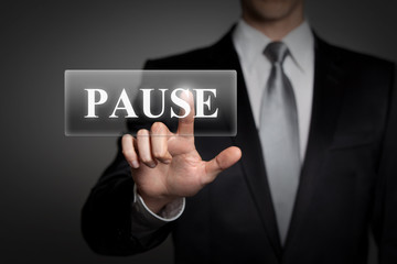 Mann drückt touchscreen button - Pause