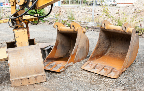 Schweres Ger&auml;t - Baggerschaufeln auf einer Baustelle