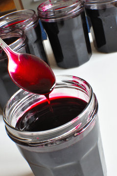 Faire de la gel&eacute;e de m&ucirc;res
