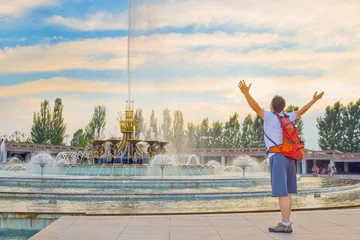 Crédence de douche en verre acrylique avec photo Fontaine Young tourist on the fountain in National Park, Almaty