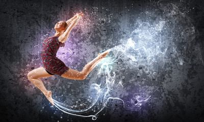 Fototapeta na wymiar Dziewczyna w sukni koloru dancing.Collage