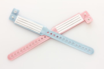 Krankenhaus-ID-Armbänder in rosa für Mädchen und blau für Jungs