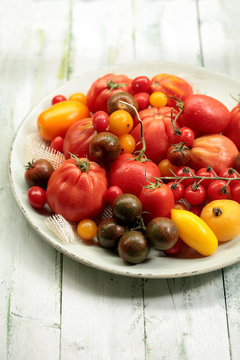 Verschiedene Tomatensorten in einer Schale