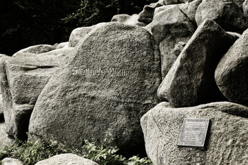 Siegfriedsquelle mit Gedenkstein in Nahaufnahme