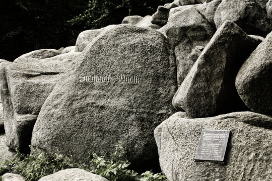 Siegfriedsquelle mit Gedenkstein in Nahaufnahme