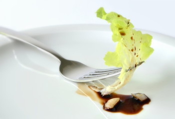 Salatblatt mit Balsamico