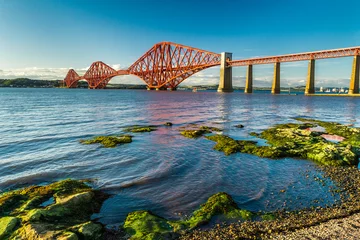 Fototapete Brücken Kleine Bucht in der Nähe der Firth of Forth Bridge in Schottland