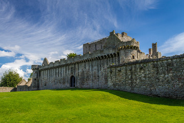 Fototapeta na wymiar Średniowieczny kamienny zamek w Szkocji