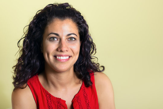 Retrato de mujer morena con ojos verdes