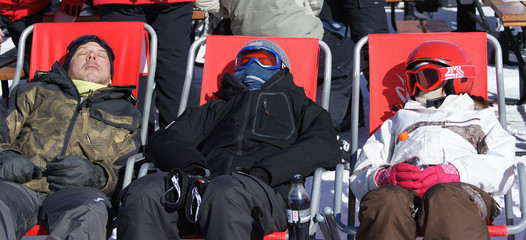 famille &agrave; la montagne sur des chaises longues