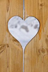 Fototapeta premium Coeur en bois, fond neige