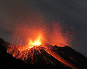 Vulkanausbruch, Eruption bei Nacht