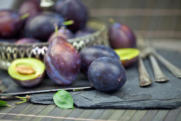 Frische Zwetschgen auf Schieferplatte