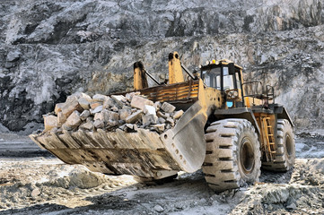 Wheel loader machine unloading rocks